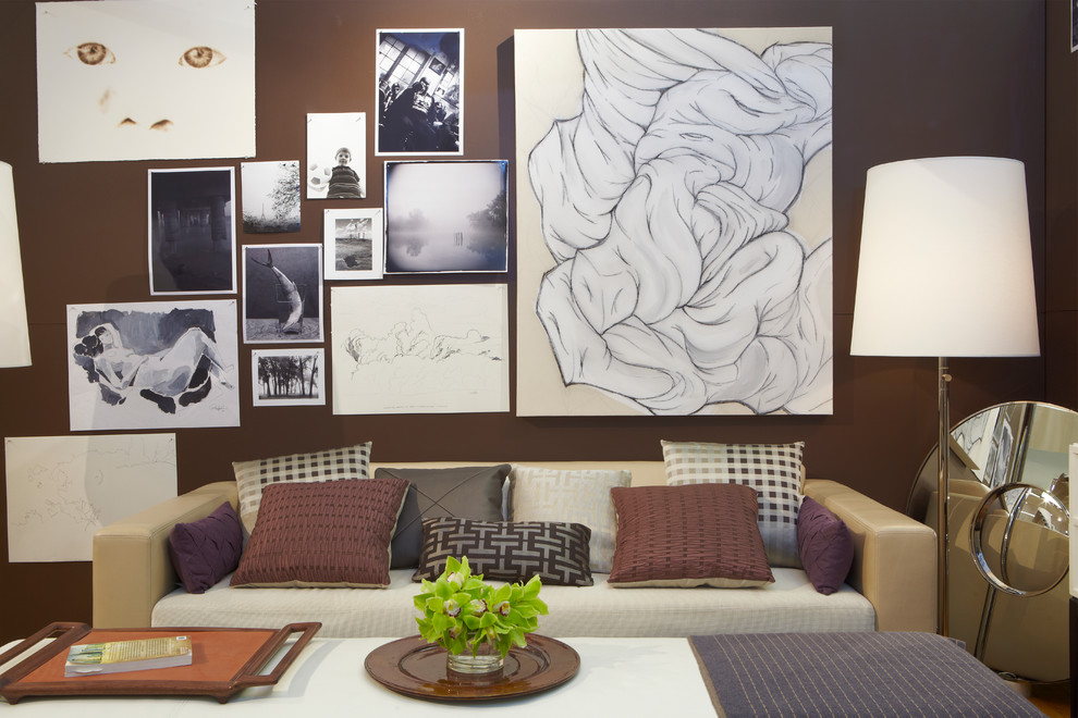 Пример оригинального дизайна: гостиная комната в современном стиле с коричневыми стенами