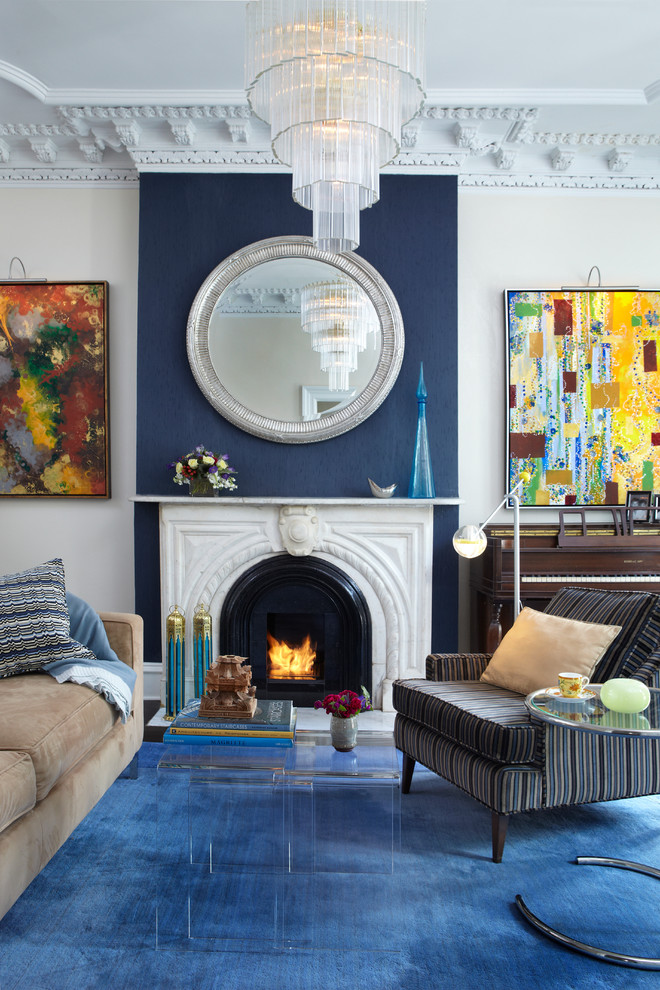 Diseño de salón contemporáneo con paredes azules y todas las chimeneas