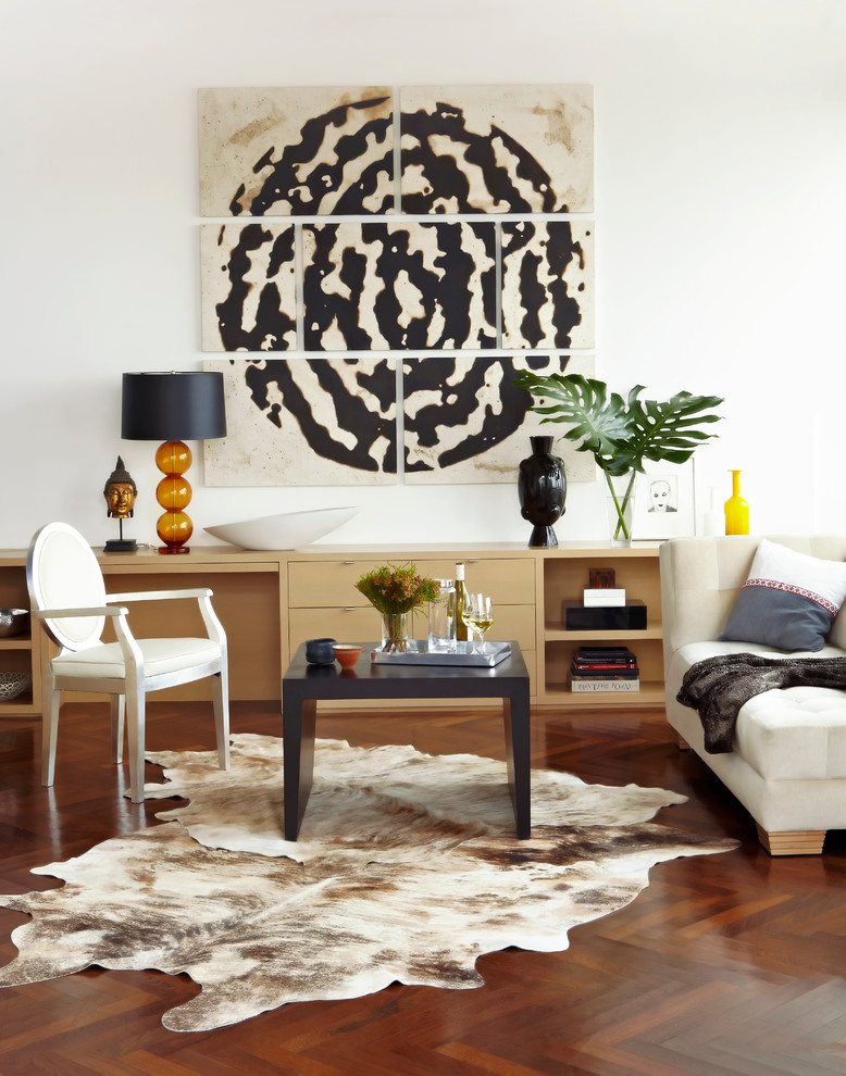 Foto de salón para visitas actual con paredes blancas y suelo de madera en tonos medios
