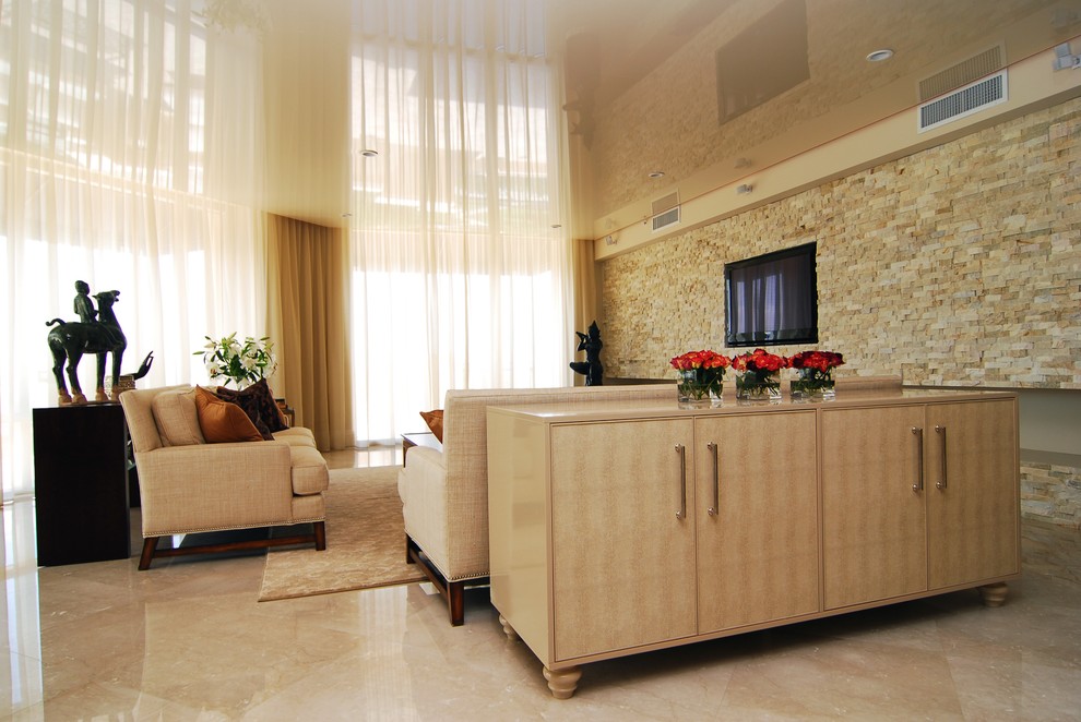 Idee per un soggiorno moderno aperto e di medie dimensioni con pareti beige, pavimento in marmo, TV a parete, sala formale e nessun camino