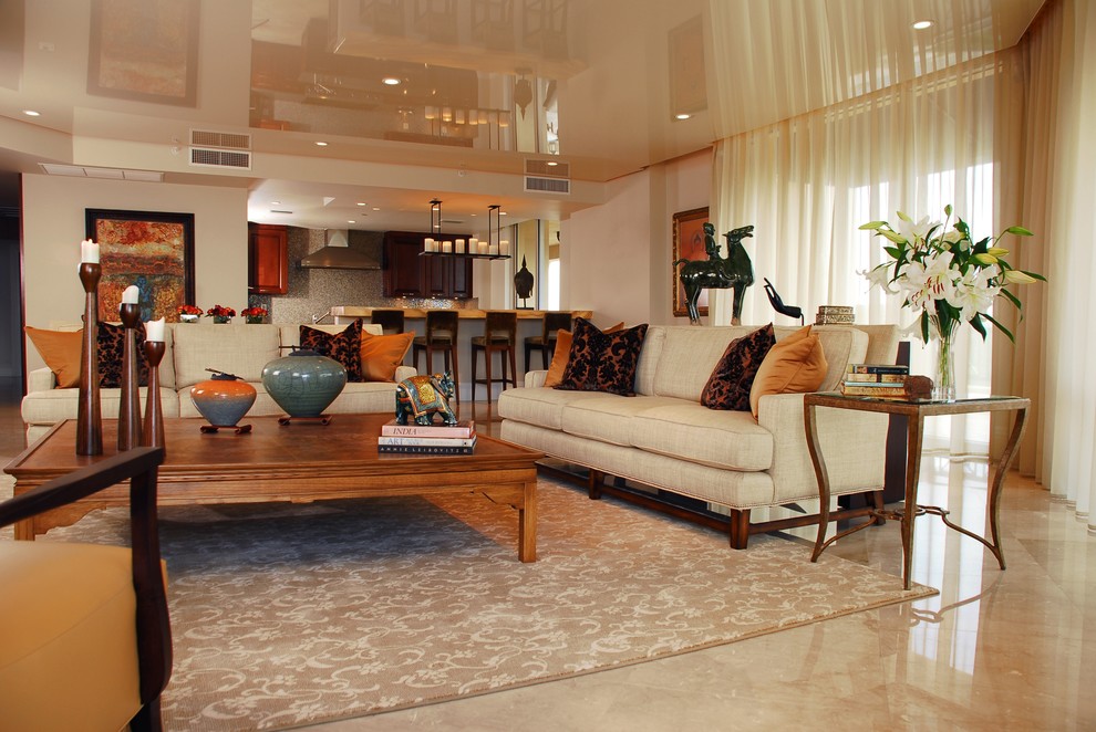 Immagine di un soggiorno moderno aperto e di medie dimensioni con pareti beige, pavimento in marmo, nessun camino, sala formale e TV a parete