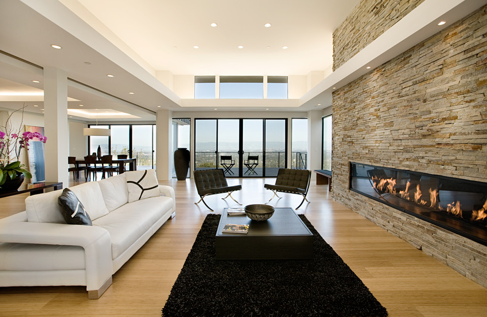 Imagen de salón para visitas abierto minimalista sin televisor con paredes blancas, chimenea lineal y suelo beige