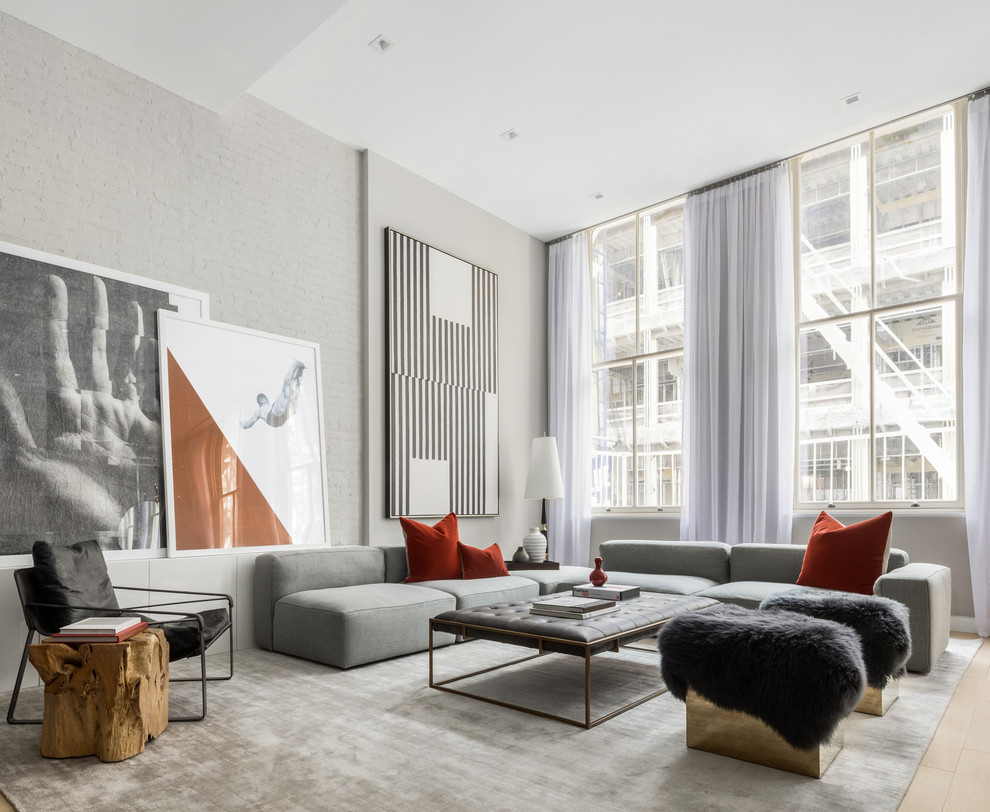 Idee per un soggiorno contemporaneo aperto con pareti grigie, parquet chiaro e pavimento beige