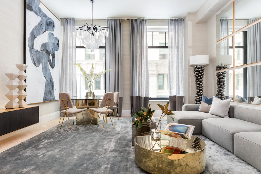 Foto di un soggiorno design con pareti beige, parquet chiaro e pavimento beige