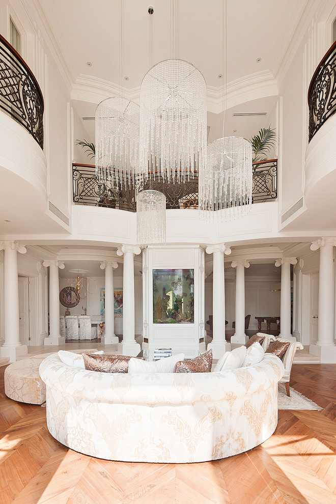 Idee per un grande soggiorno classico aperto con pareti bianche e pavimento in legno massello medio