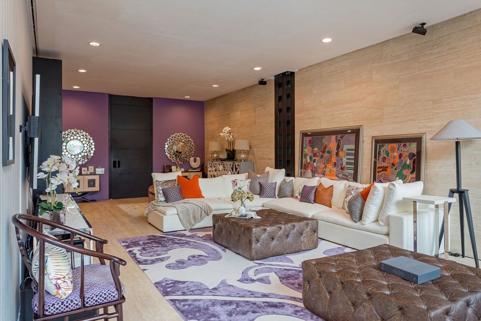Diseño de salón actual con paredes púrpuras y suelo beige