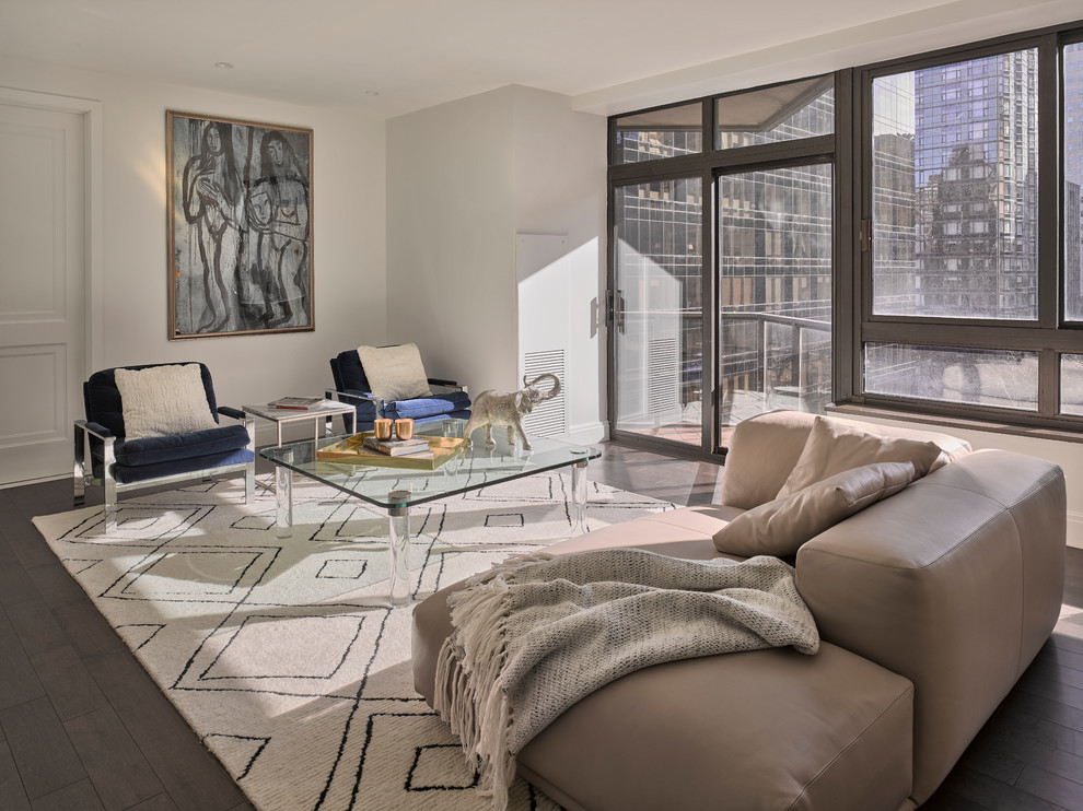 Mittelgroßes, Repräsentatives Modernes Wohnzimmer mit weißer Wandfarbe, dunklem Holzboden und braunem Boden in New York
