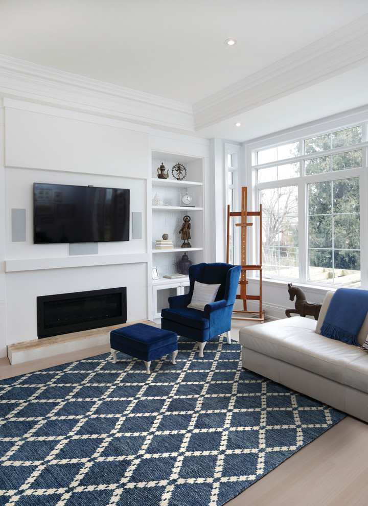 Mittelgroßes, Abgetrenntes Modernes Wohnzimmer mit weißer Wandfarbe, hellem Holzboden, Kamin, Kaminumrandung aus Beton und TV-Wand in Philadelphia