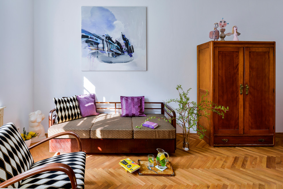 Свежая идея для дизайна: изолированная гостиная комната среднего размера в классическом стиле с серыми стенами и светлым паркетным полом без камина, телевизора - отличное фото интерьера