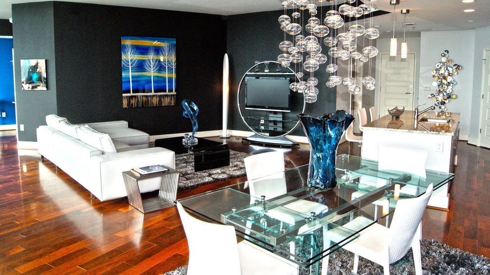 Mittelgroßes Modernes Wohnzimmer im Loft-Stil mit schwarzer Wandfarbe, braunem Holzboden und freistehendem TV in Atlanta