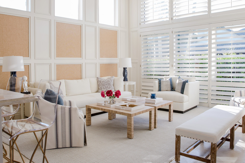 Immagine di un soggiorno tradizionale con pareti bianche, moquette e pavimento beige