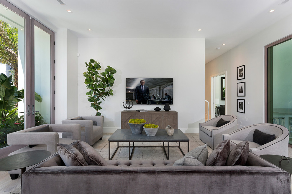 Imagen de salón tipo loft contemporáneo de tamaño medio sin chimenea con paredes blancas, suelo de madera en tonos medios, televisor colgado en la pared y suelo marrón