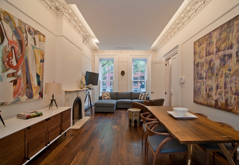 Kleines Klassisches Wohnzimmer mit dunklem Holzboden und Kamin in New York