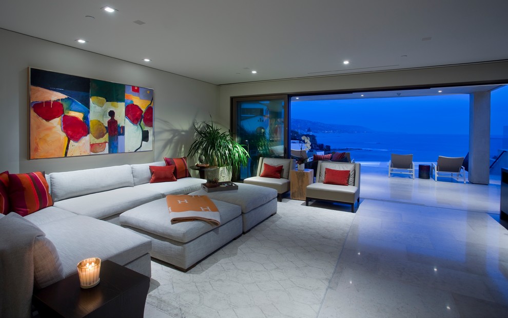 Пример оригинального дизайна: большая парадная, открытая гостиная комната в стиле модернизм с бежевыми стенами, мраморным полом и серым полом без телевизора