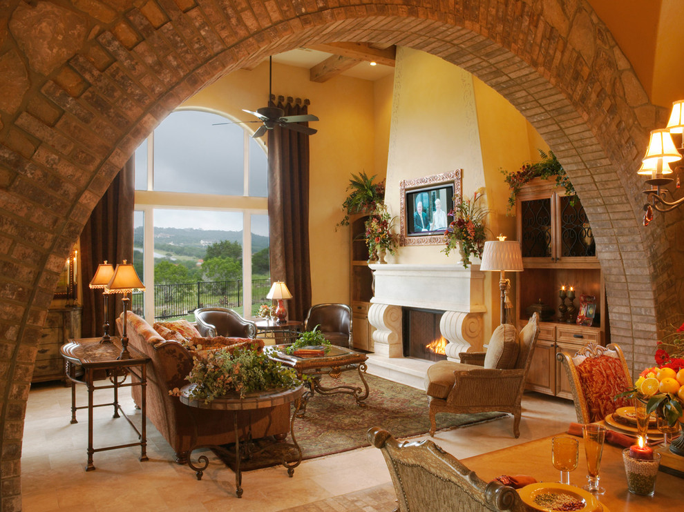 Immagine di un grande soggiorno mediterraneo con pareti beige e camino classico