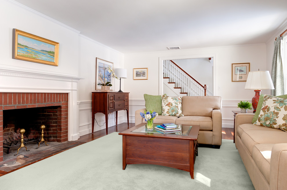 Mittelgroßes, Repräsentatives, Abgetrenntes Klassisches Wohnzimmer mit weißer Wandfarbe, Teppichboden, Kamin, Kaminumrandung aus Holz und grünem Boden in Boston