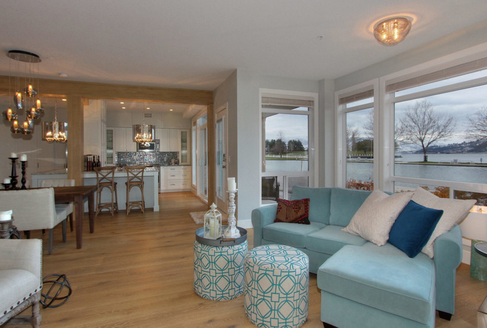 Offenes Klassisches Wohnzimmer mit hellem Holzboden in Vancouver