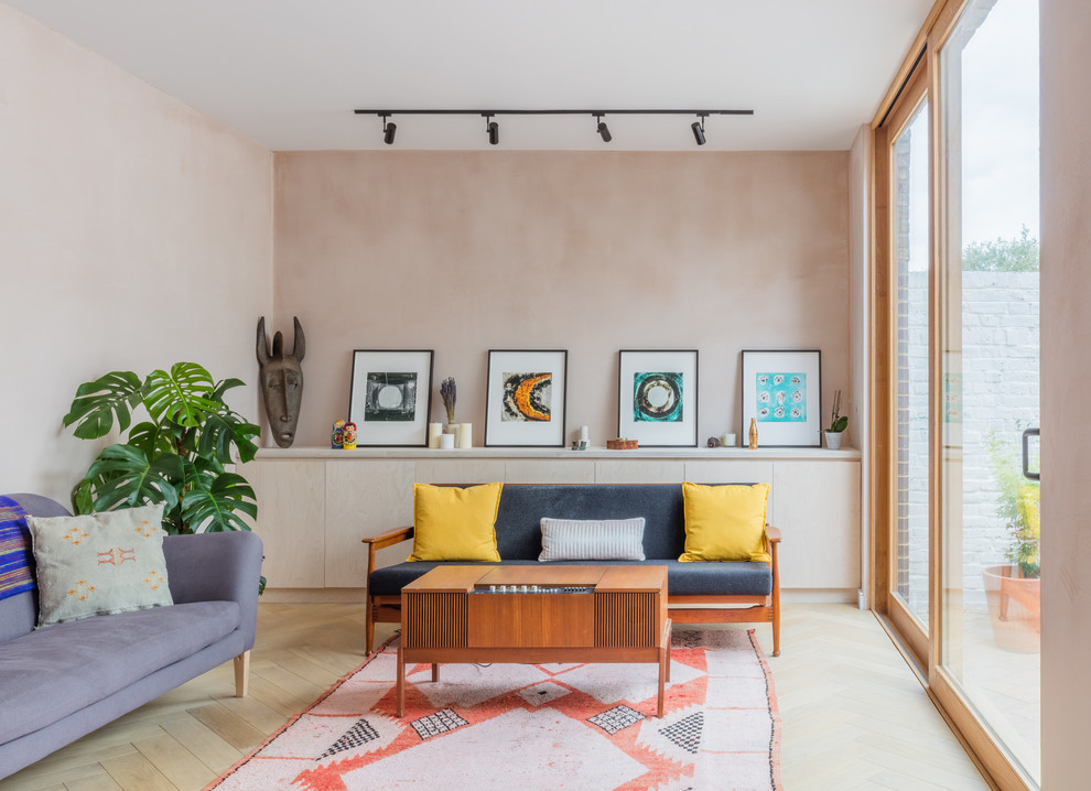 Klassisches Wohnzimmer mit beiger Wandfarbe, hellem Holzboden und beigem Boden in London