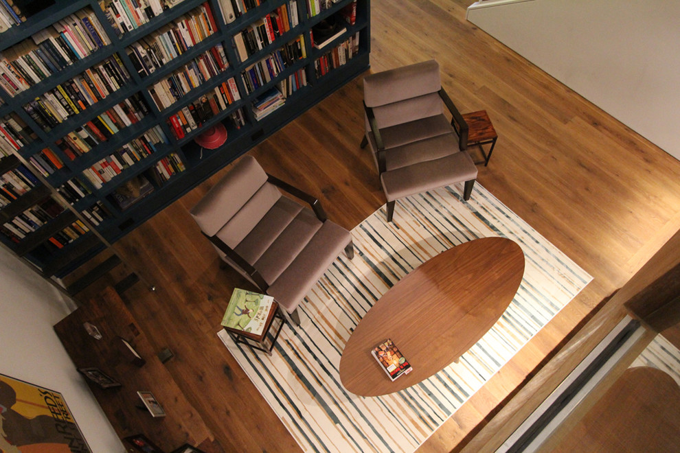 Idée de décoration pour un salon design avec un sol en bois brun.