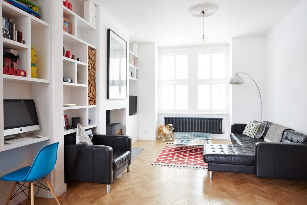 Источник вдохновения для домашнего уюта: открытая гостиная комната в современном стиле с белыми стенами, светлым паркетным полом, печью-буржуйкой и отдельно стоящим телевизором