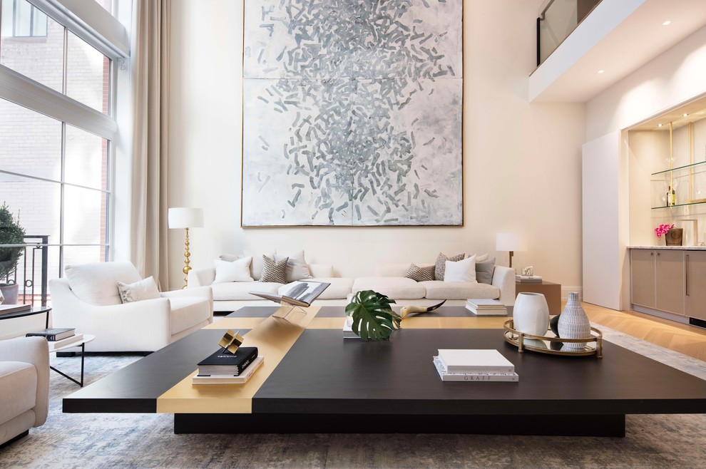 Esempio di un soggiorno minimal con angolo bar, pareti bianche, pavimento in legno massello medio e pavimento marrone