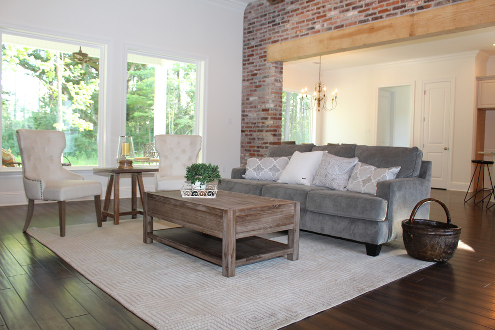 Foto di un grande soggiorno chic aperto con pareti marroni, pavimento in legno massello medio e pavimento marrone