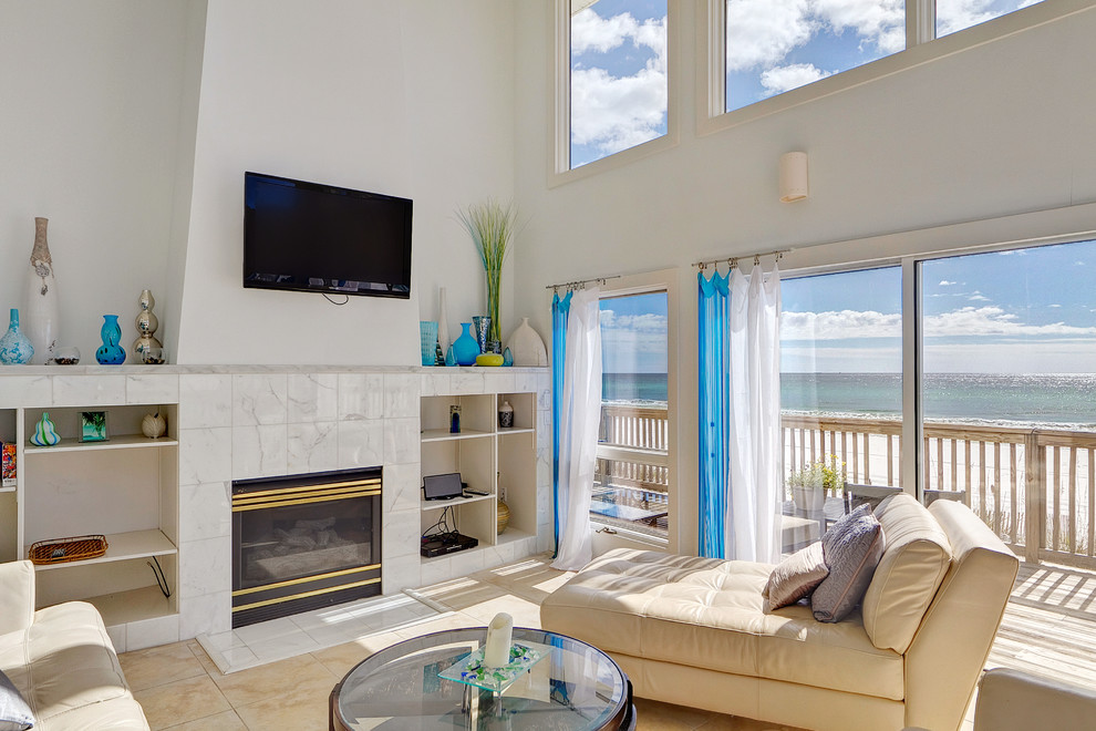 Свежая идея для дизайна: гостиная комната в морском стиле с фасадом камина из плитки и синими шторами - отличное фото интерьера