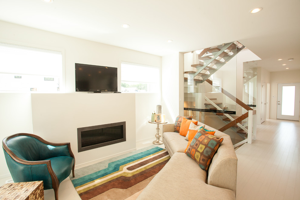 Exempel på ett modernt vardagsrum, med en bred öppen spis och en fristående TV