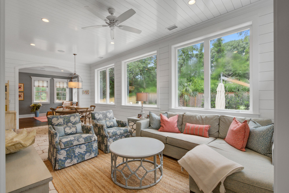 Immagine di un soggiorno stile marino chiuso con pareti bianche, pavimento beige, soffitto in perlinato e pareti in perlinato