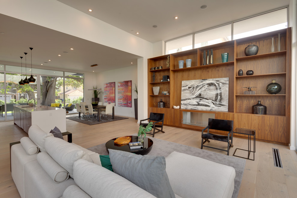 Modernes Wohnzimmer mit weißer Wandfarbe, braunem Holzboden und Gaskamin in Los Angeles