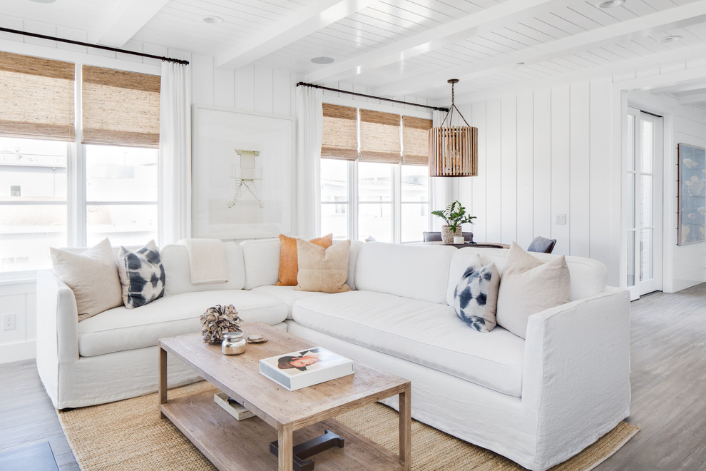 Offenes Maritimes Wohnzimmer mit weißer Wandfarbe in Orange County