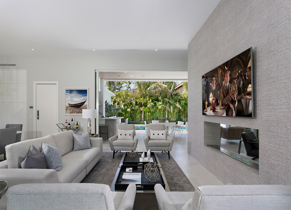 Cette image montre un salon design de taille moyenne et ouvert avec un mur blanc, une cheminée double-face, un téléviseur fixé au mur, un sol beige et un manteau de cheminée en plâtre.