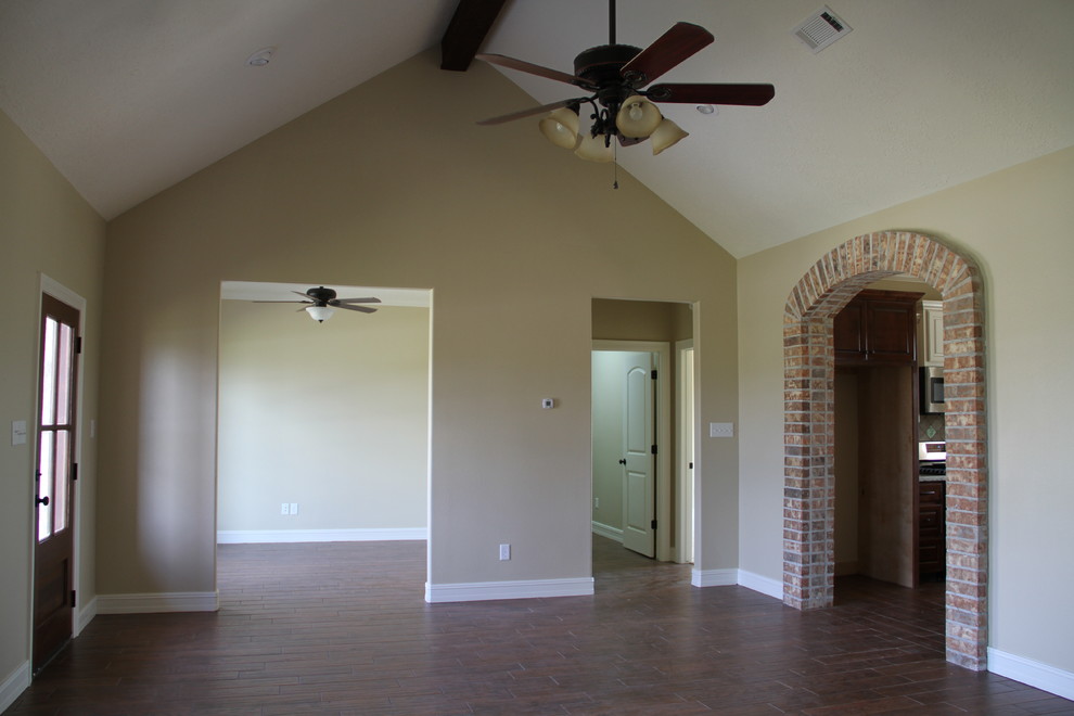 Mittelgroßes, Fernseherloses, Offenes Uriges Wohnzimmer ohne Kamin mit beiger Wandfarbe und Vinylboden in Austin