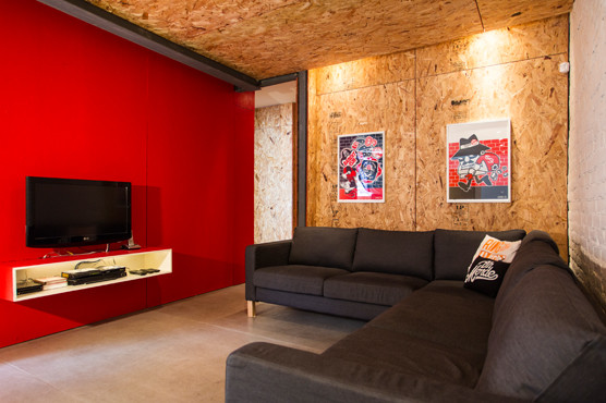 Esempio di un soggiorno minimalista con pareti rosse