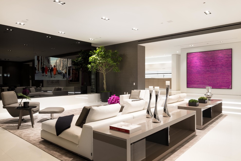 Idee per un soggiorno contemporaneo aperto con pareti marroni, parete attrezzata e pavimento beige