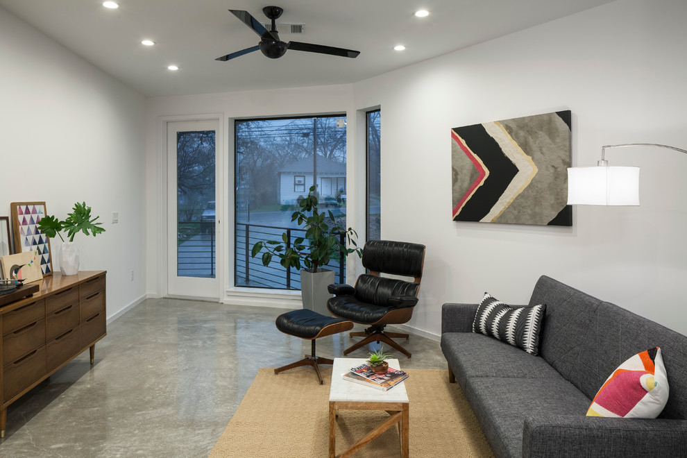 Foto de salón abierto, blanco y gris y blanco moderno de tamaño medio con paredes blancas, suelo de cemento, suelo gris y bandeja