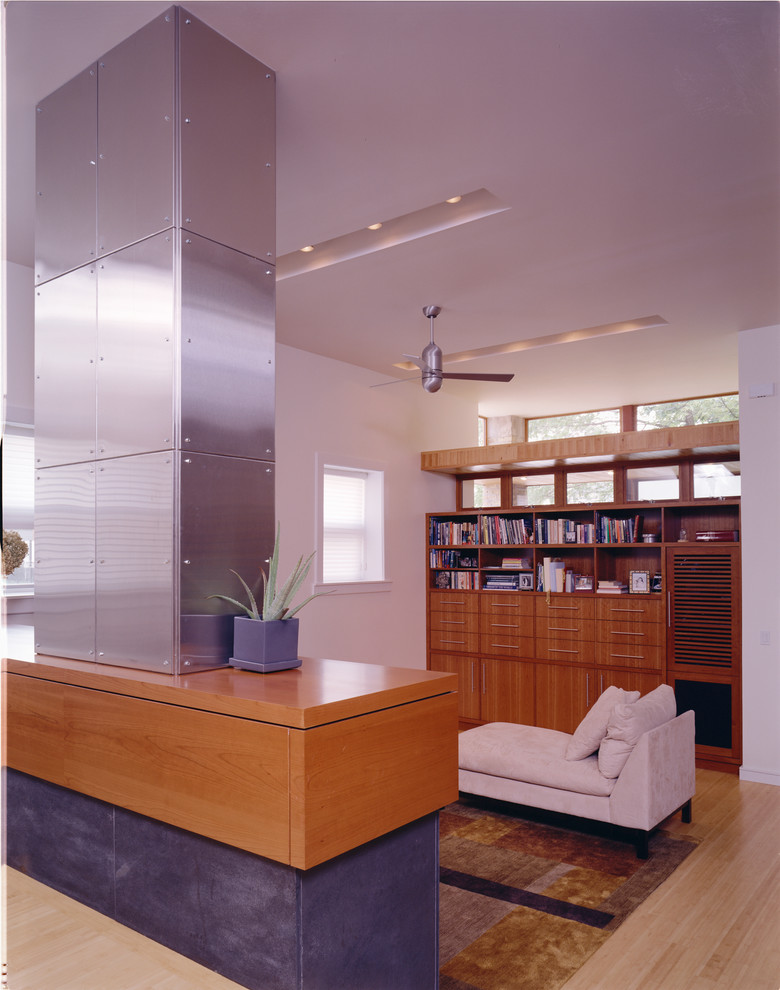 Ejemplo de biblioteca en casa abierta contemporánea grande sin televisor con paredes blancas, suelo de bambú y suelo beige
