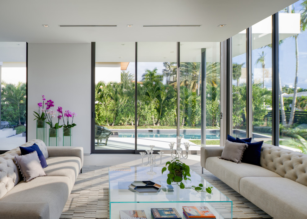 Modernes Wohnzimmer mit weißer Wandfarbe, Kalkstein und beigem Boden in Miami