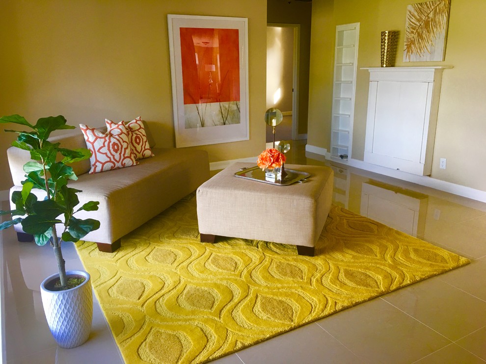 Immagine di un grande soggiorno eclettico aperto con sala formale, pareti beige, pavimento in gres porcellanato, nessun camino e nessuna TV