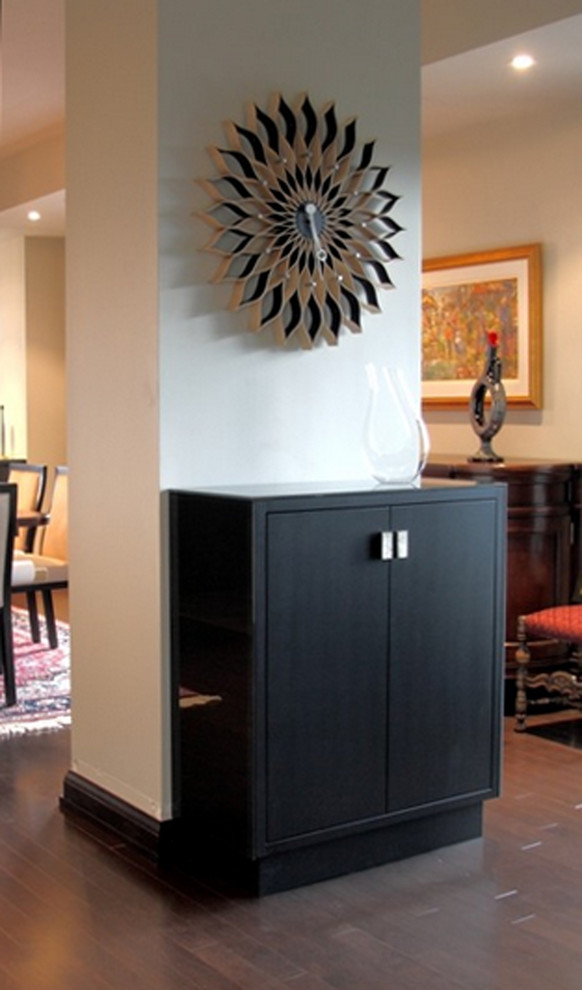 Imagen de salón con barra de bar abierto actual grande con paredes blancas, suelo de madera oscura, chimenea de doble cara y televisor colgado en la pared