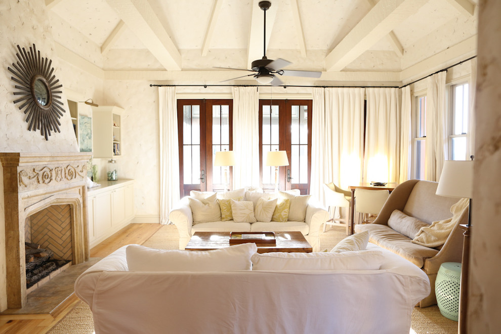 Aménagement d'un salon méditerranéen fermé avec une salle de réception, un mur beige, un sol en bois brun, une cheminée standard, un manteau de cheminée en carrelage et aucun téléviseur.