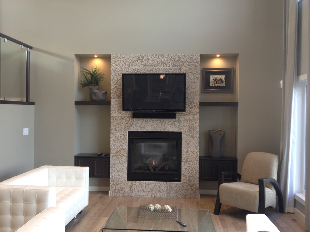 Cette image montre un salon minimaliste avec une cheminée standard, un manteau de cheminée en carrelage et un téléviseur fixé au mur.