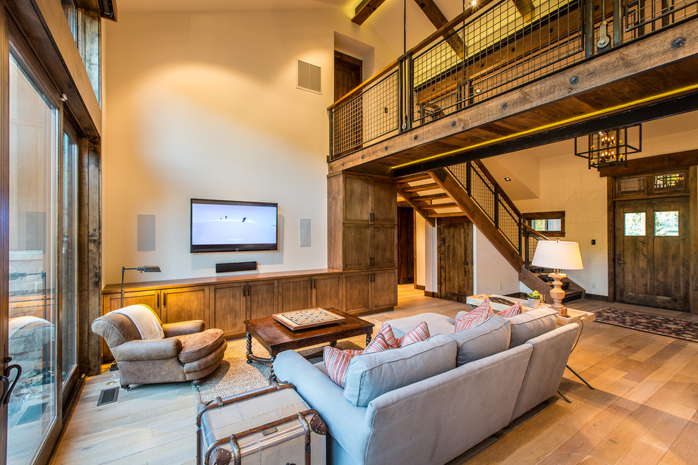 Großes Modernes Wohnzimmer mit beiger Wandfarbe und TV-Wand in Denver