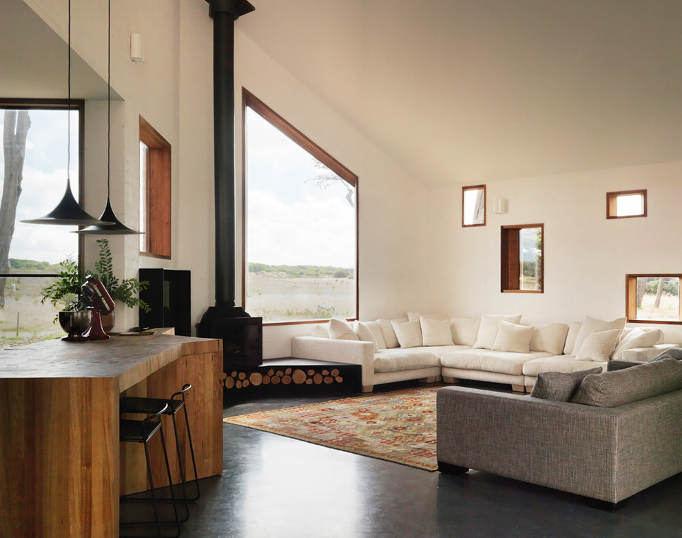 Идея дизайна: парадная, открытая гостиная комната среднего размера в современном стиле с белыми стенами и бетонным полом без телевизора