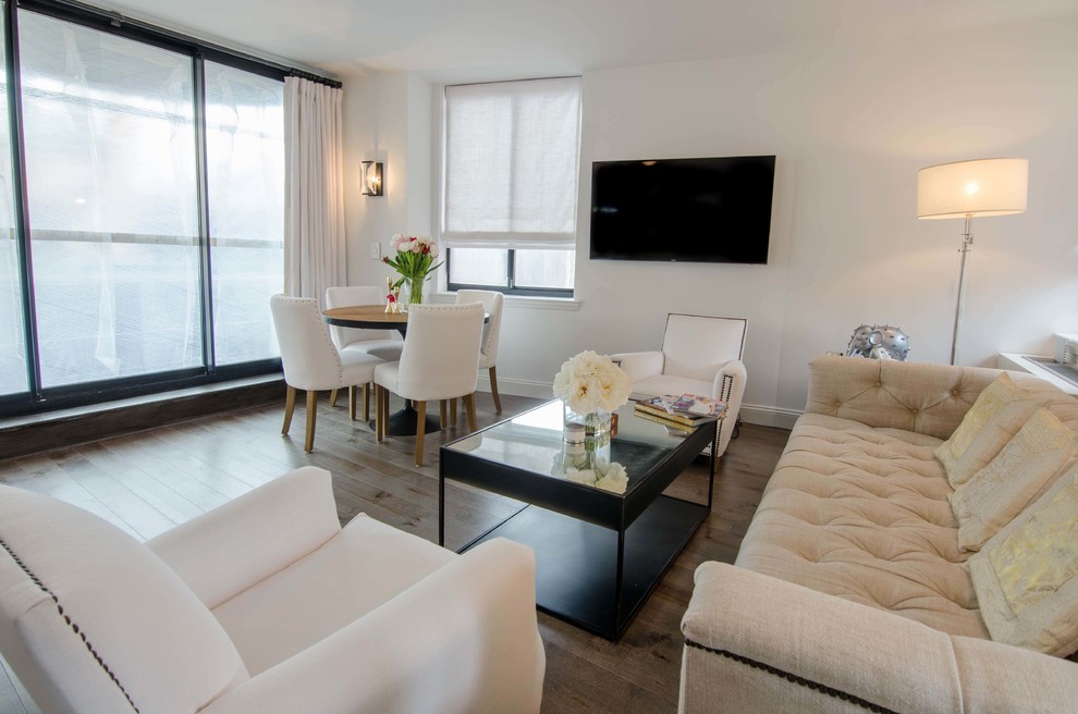 Immagine di un soggiorno minimal di medie dimensioni e stile loft con pareti bianche, pavimento in legno massello medio, TV a parete, pavimento marrone e nessun camino