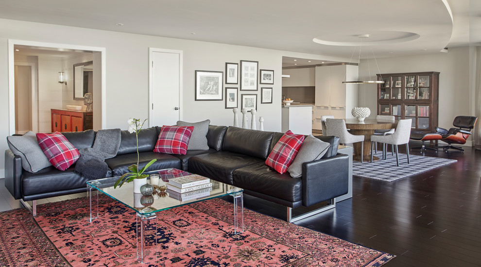 Esempio di un soggiorno design aperto con sala formale, pareti grigie, parquet scuro e pavimento marrone