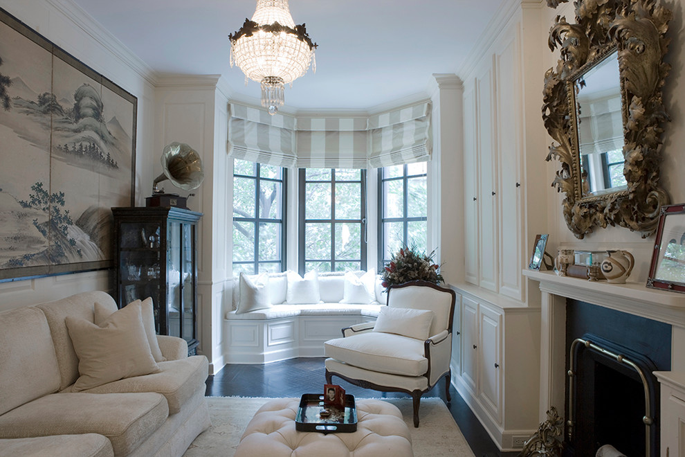 Стильный дизайн: парадная, изолированная гостиная комната в классическом стиле с белыми стенами, темным паркетным полом и стандартным камином без телевизора - последний тренд