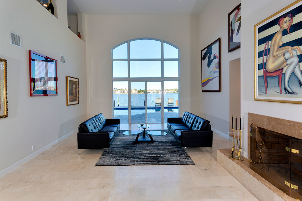 Mittelgroßes, Repräsentatives, Fernseherloses Mediterranes Wohnzimmer im Loft-Stil mit beiger Wandfarbe, Marmorboden, Kamin, gefliester Kaminumrandung und beigem Boden in Sonstige