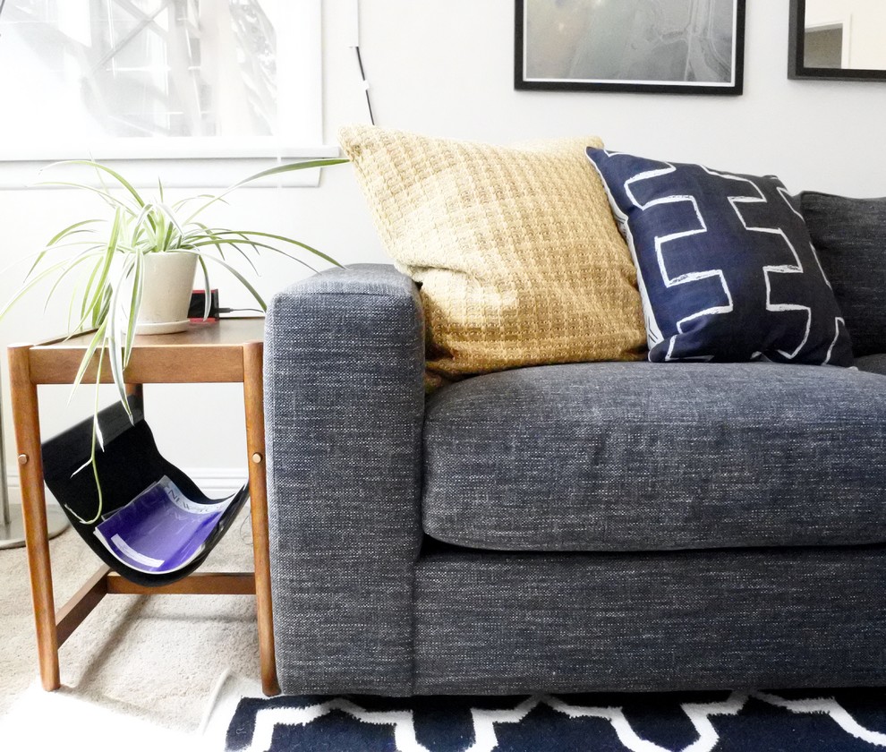 Esempio di un piccolo soggiorno minimalista chiuso con pareti bianche, moquette, TV a parete e pavimento grigio