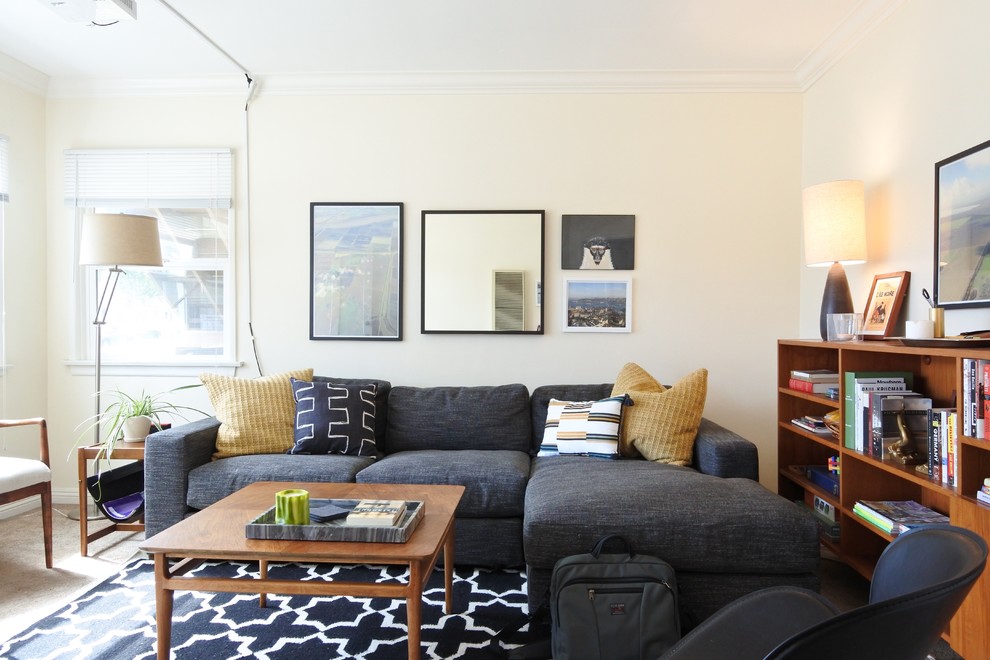 Свежая идея для дизайна: маленькая изолированная гостиная комната в стиле ретро с белыми стенами, ковровым покрытием, телевизором на стене и серым полом для на участке и в саду - отличное фото интерьера